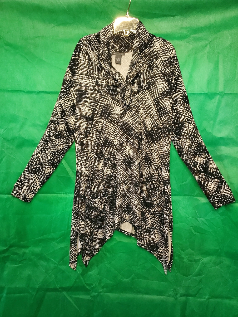 Xl Black and White Cowl Neck Tunic Top With Front Pockets
